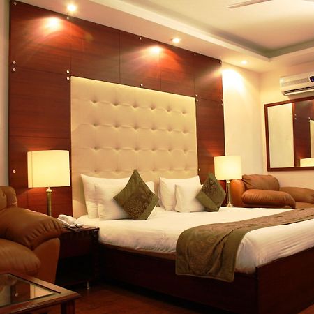 Oyo 367 Hotel Forest Green Нью-Дели Экстерьер фото