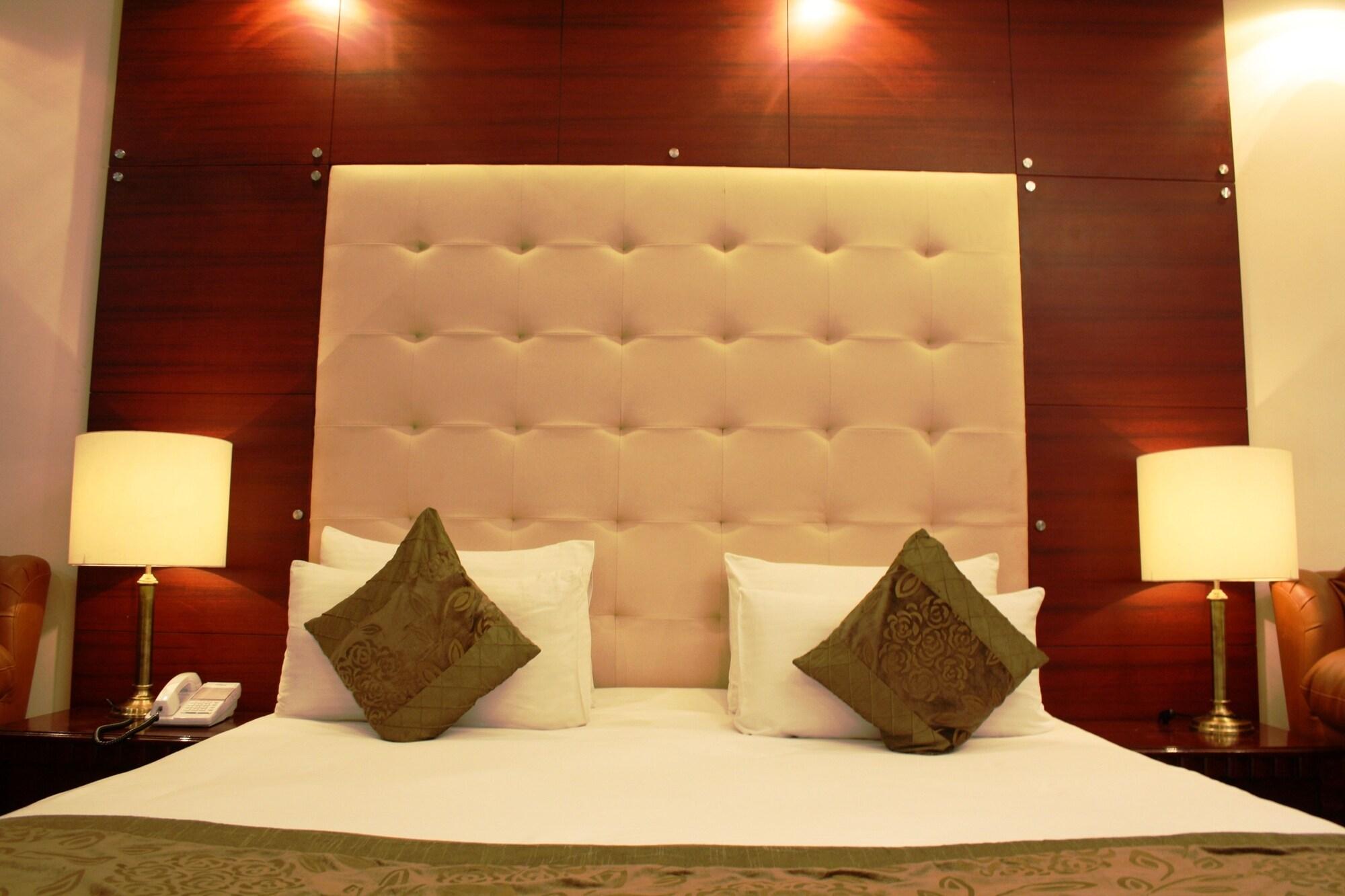 Oyo 367 Hotel Forest Green Нью-Дели Экстерьер фото