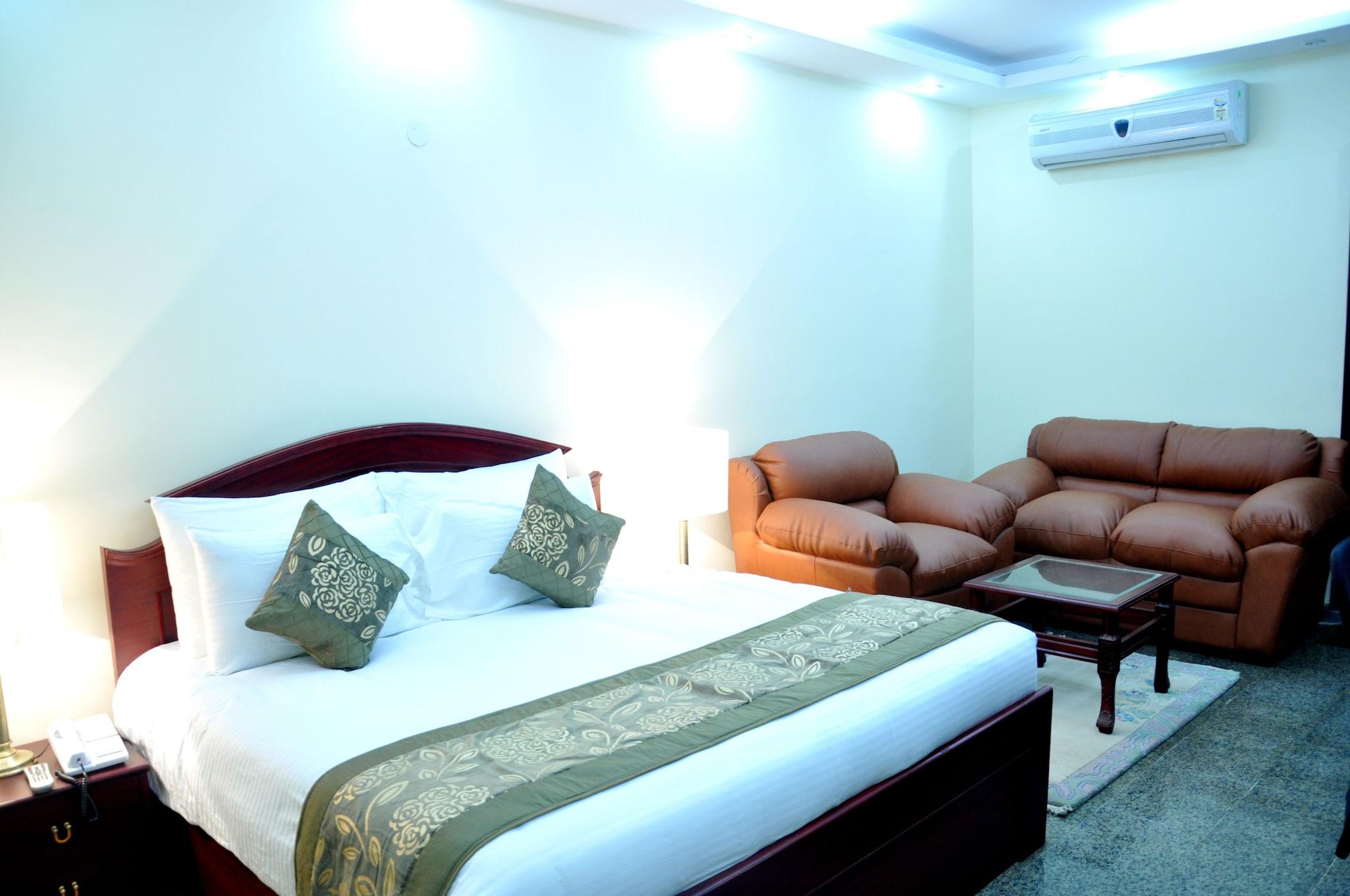 Oyo 367 Hotel Forest Green Нью-Дели Экстерьер фото