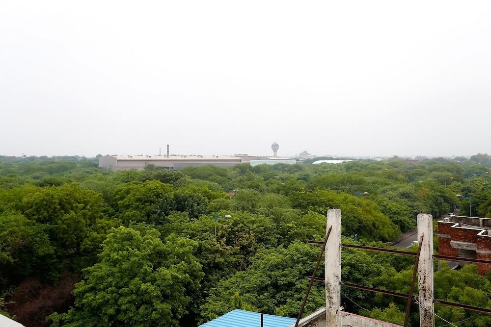 Oyo 367 Hotel Forest Green Нью-Дели Экстерьер фото