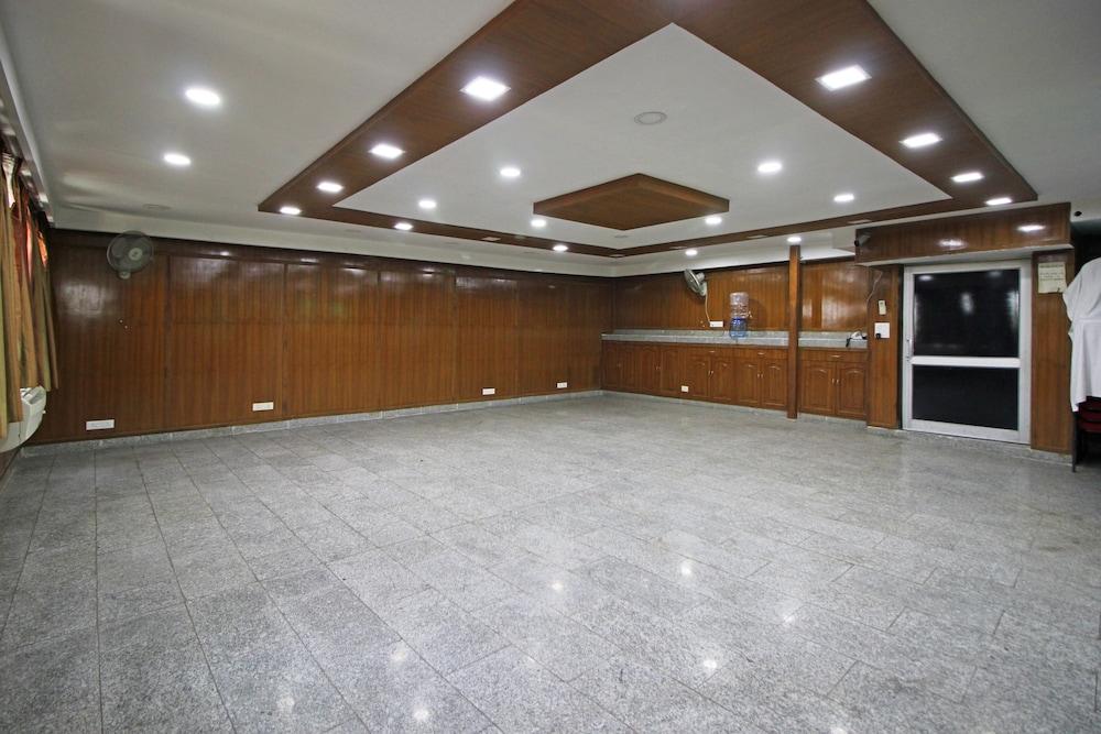 Oyo 367 Hotel Forest Green Нью-Дели Экстерьер фото