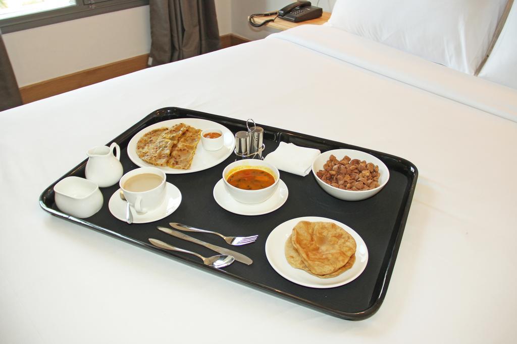 Oyo 367 Hotel Forest Green Нью-Дели Экстерьер фото