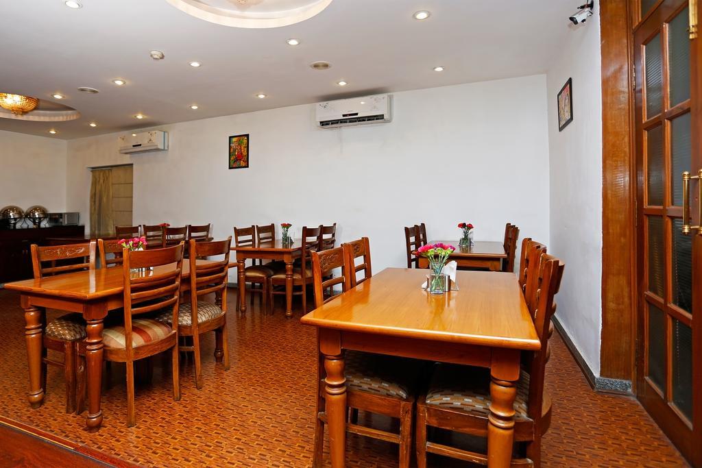 Oyo 367 Hotel Forest Green Нью-Дели Экстерьер фото