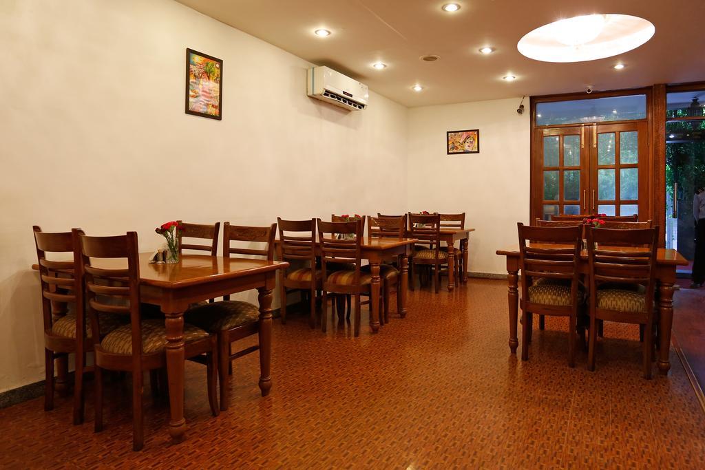 Oyo 367 Hotel Forest Green Нью-Дели Экстерьер фото