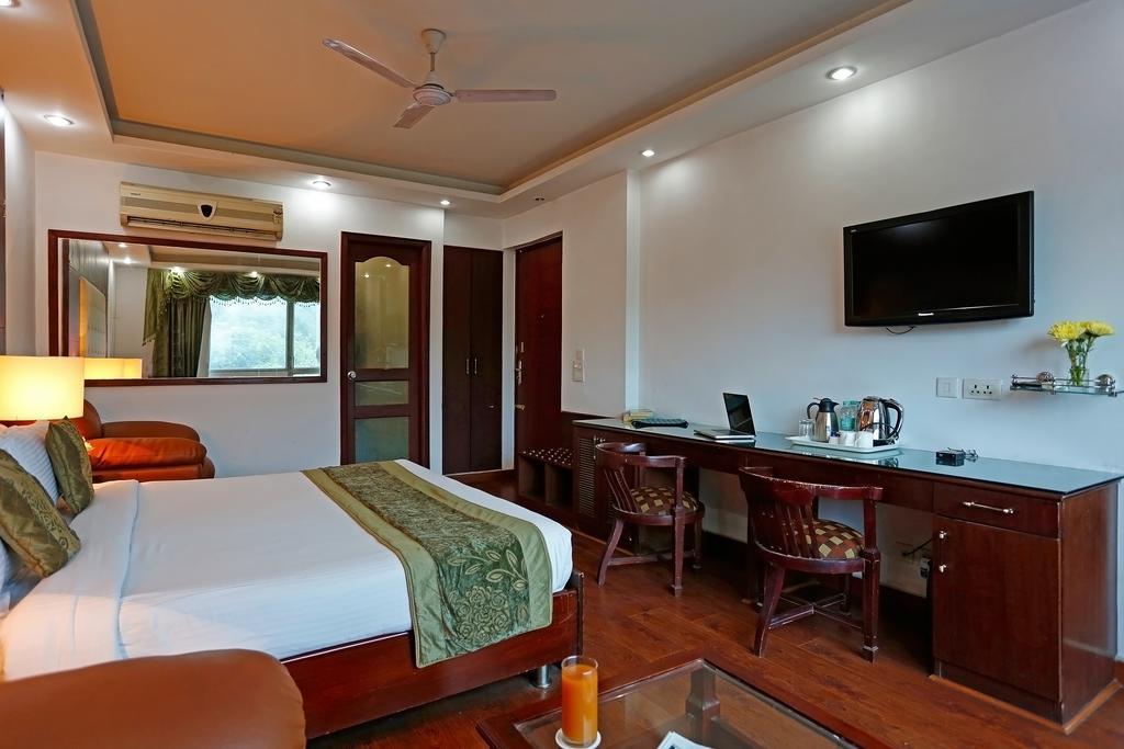 Oyo 367 Hotel Forest Green Нью-Дели Экстерьер фото