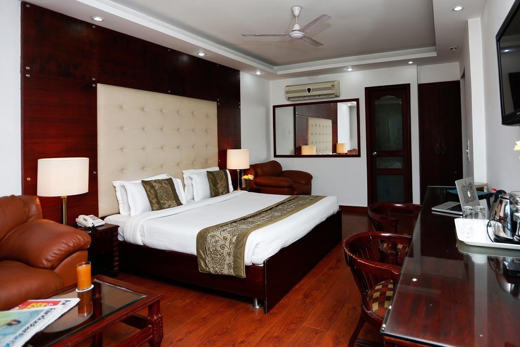 Oyo 367 Hotel Forest Green Нью-Дели Экстерьер фото