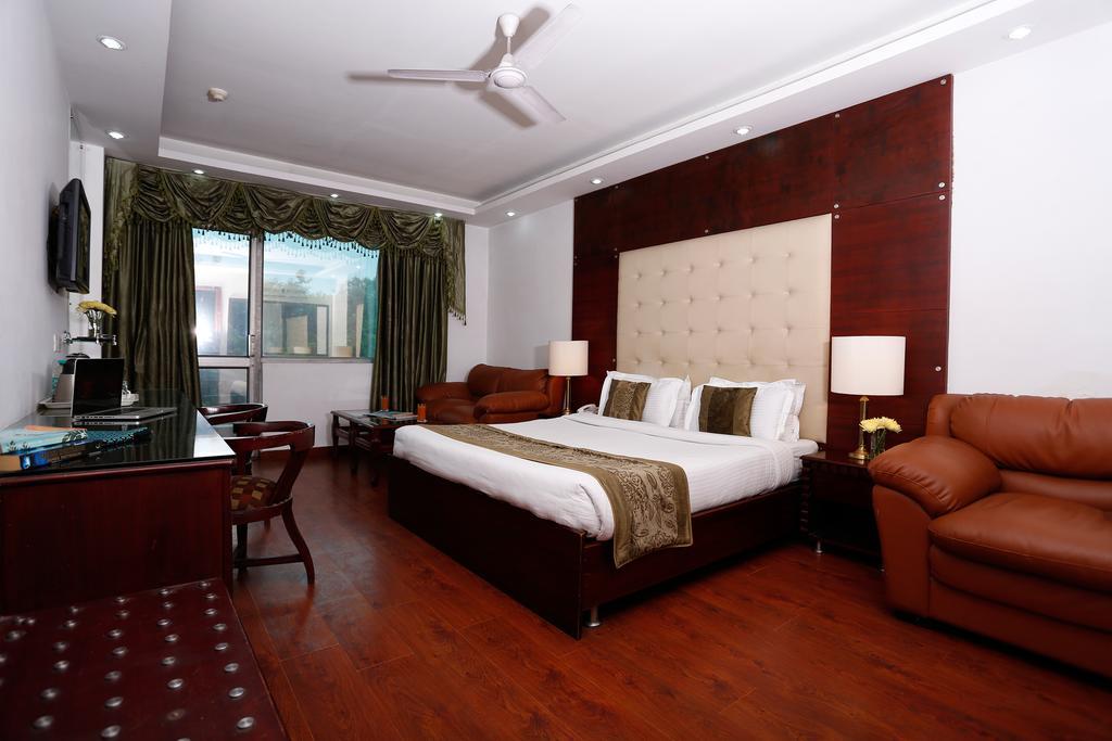 Oyo 367 Hotel Forest Green Нью-Дели Экстерьер фото