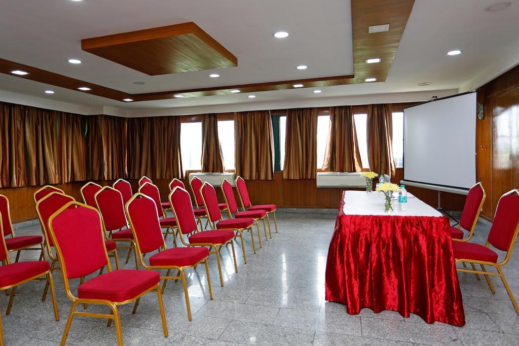 Oyo 367 Hotel Forest Green Нью-Дели Экстерьер фото